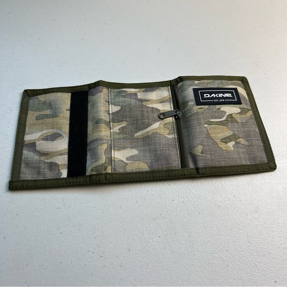 Dakine NWT Trifold Camo Mens Wallet - Picture 4 of 4
